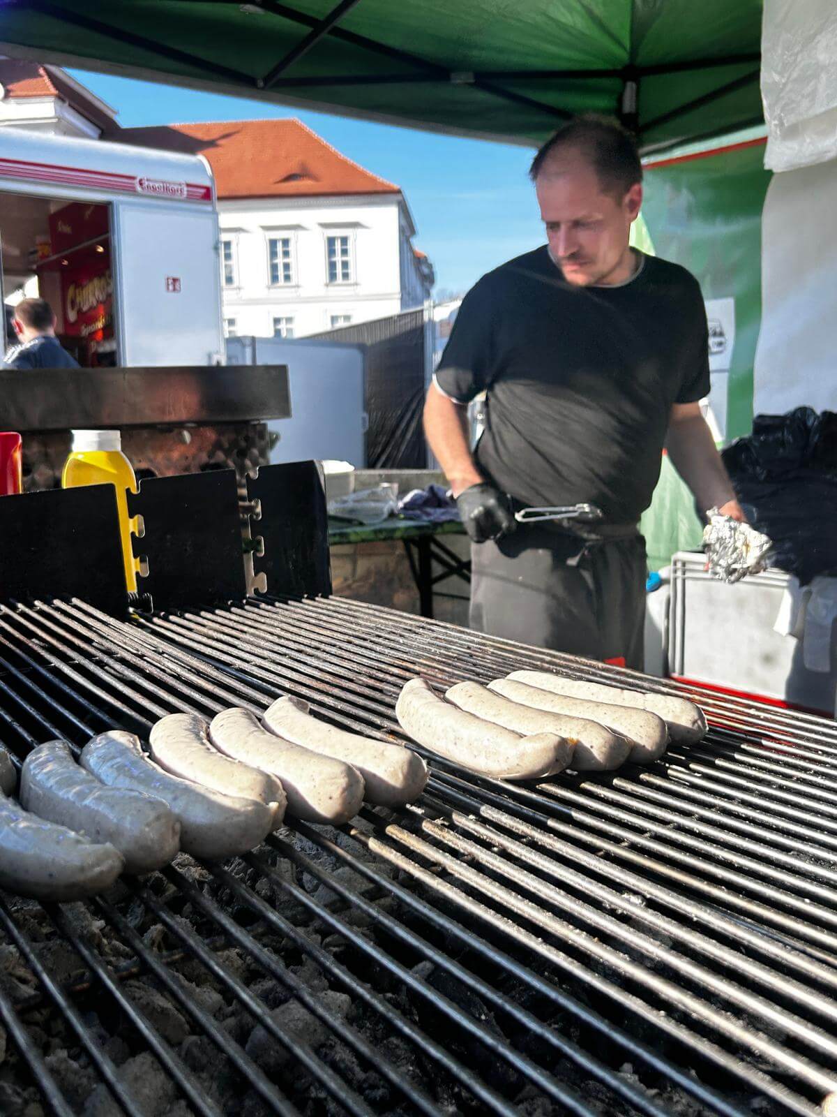 Holzkohlegrill mit Wurst und Feuer